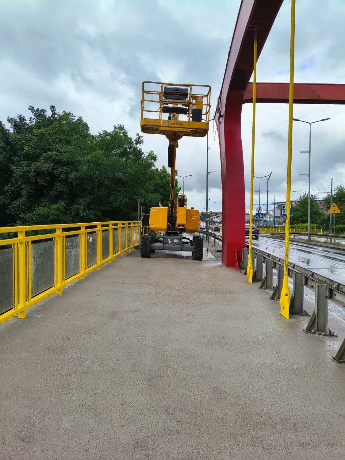 Podnośnik przegubowy terenowy Haulotte HA16 RTJ (16 m, 4x4) RK Rental przy konserwacji wiaduktu drogowego