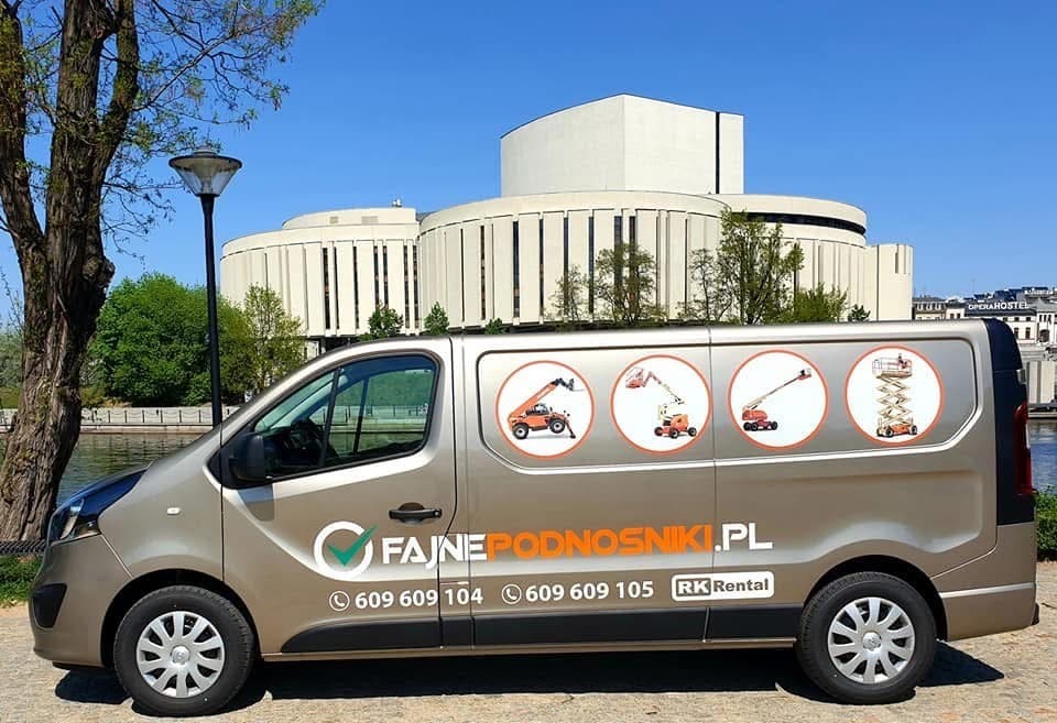 Bus serwisu mobilnego RK Rental — oznakowany samochód serwisowy FajnePodnośniki.pl z zabudową przy Operze Nova w Bydgoszczy