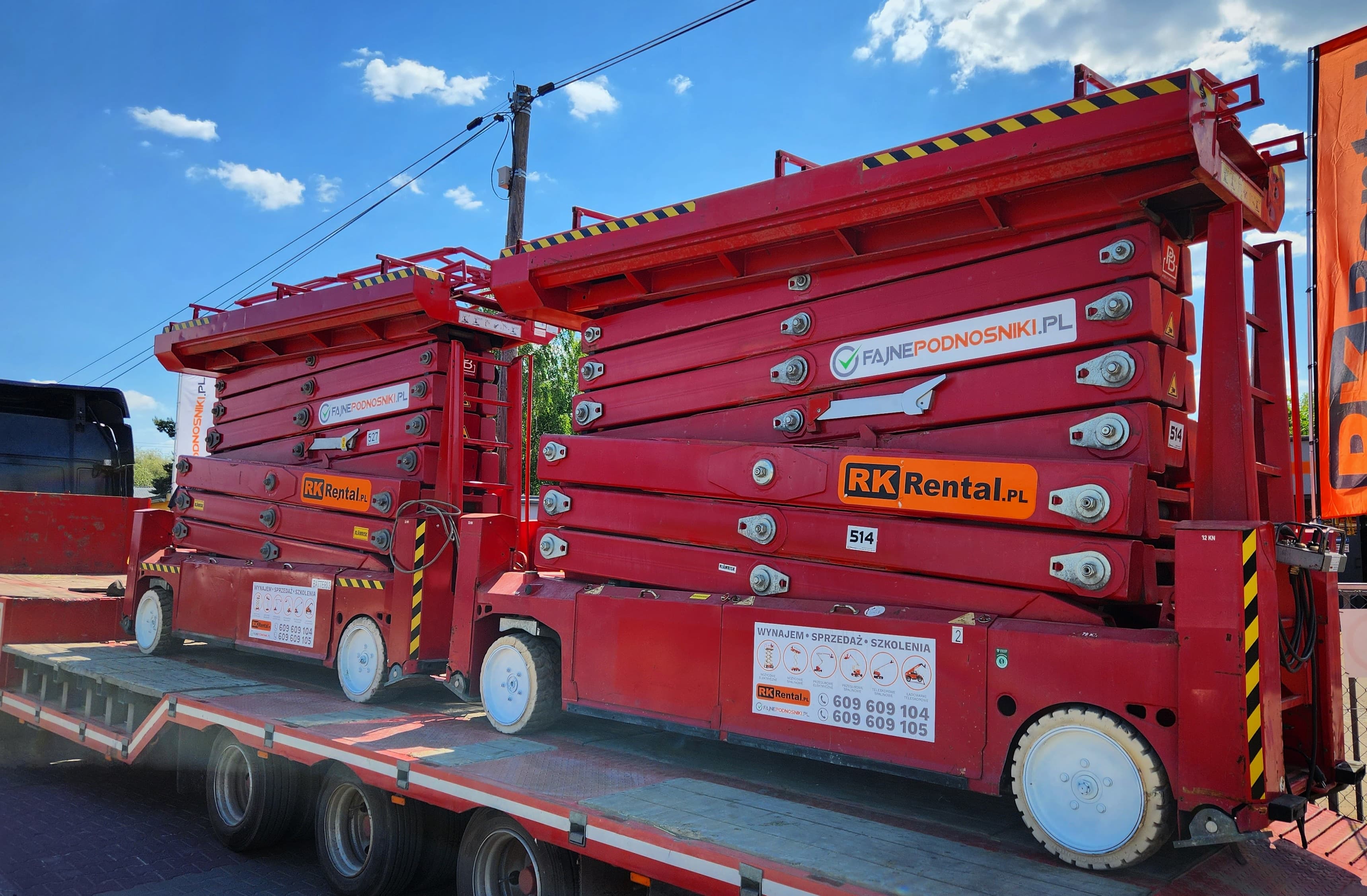 Dwa podnośniki nożycowe elektryczne PB Lifttechnik S225-12ES (22,5 m) RK Rental na naczepie w bazie w Brzozie, tuż przed dostawą do klienta w Warszawie