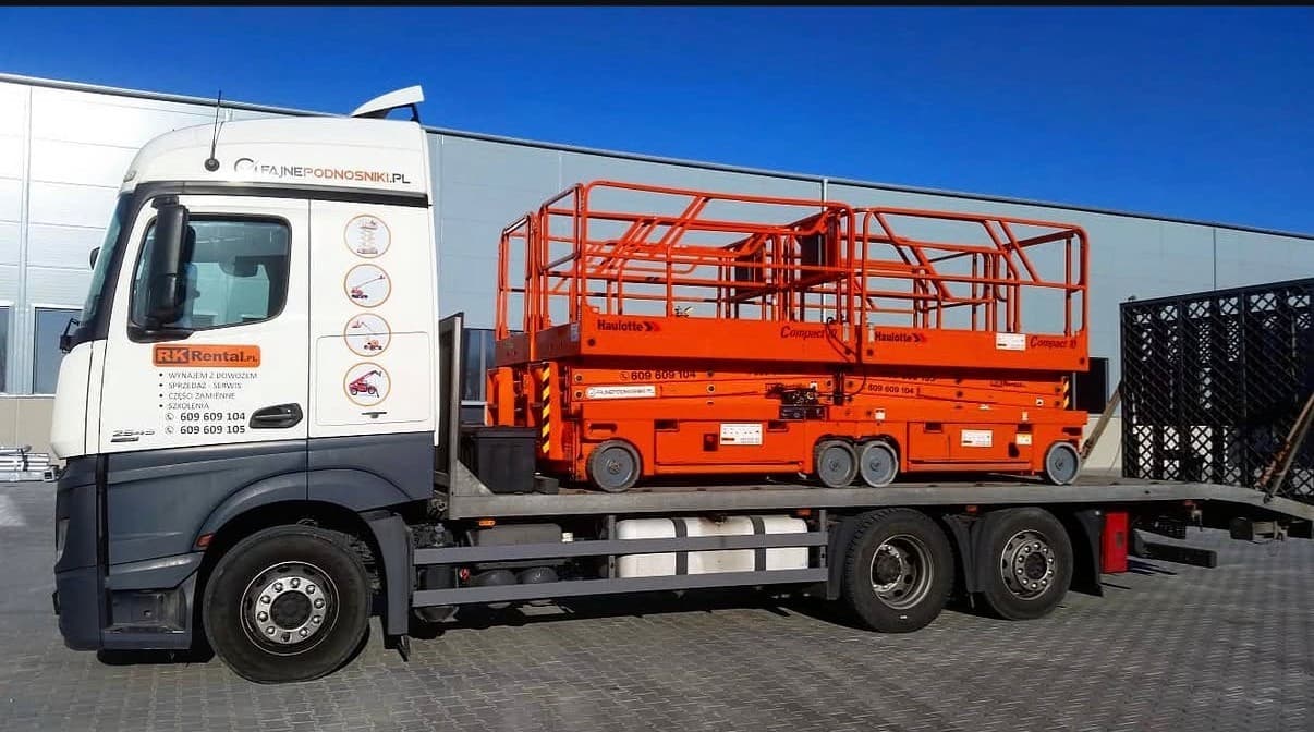 Ciężarówka Mercedes-Benz Actros RK Rental z podnośnikami nożycowymi elektrycznymi Haulotte Compact 10 w drodze do klienta w Olsztynie
