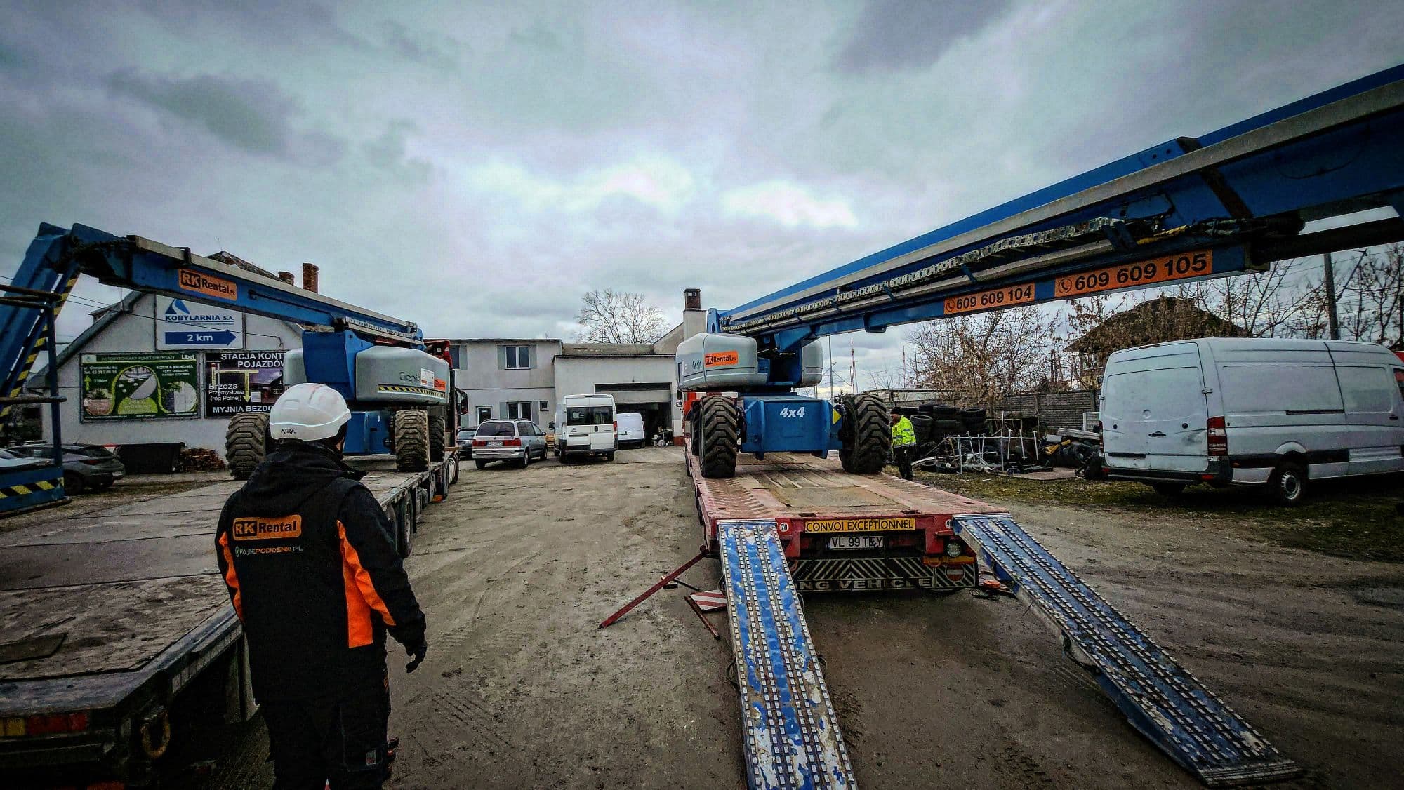 Załadunek eksportowy podnośników Genie Z-80/60 i Genie S-125 na naczepy niskopodwoziowe (convoi exceptionnel) w bazie RK Rental w Brzozie k. Bydgoszczy