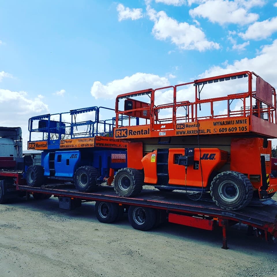 Transport terenowych podnośników nożycowych JLG 3394RT i JLG 4394RT na lawecie RK Rental do Wrześni