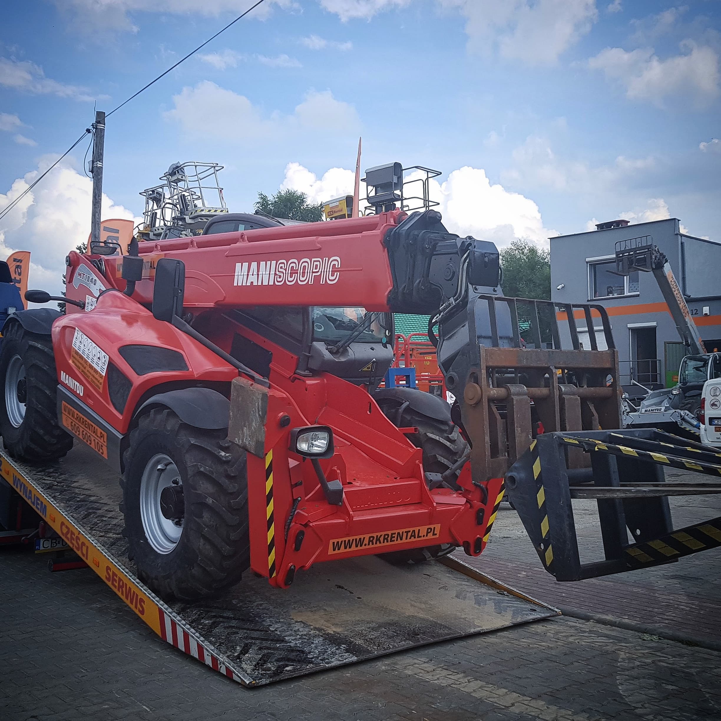 Ładowarka teleskopowa Manitou MT 1840 Privilege (18 m, 4 t) na naczepie RK Rental przed dostawą na montaż konstrukcji stalowej