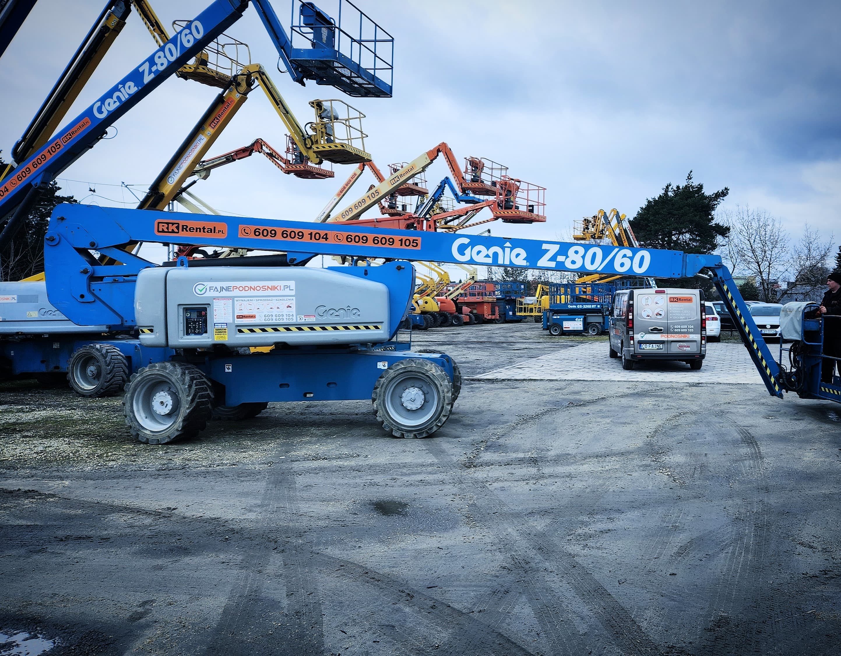 Terenowy podnośnik przegubowy Genie Z-80/60 (26 m) RK Rental przygotowany i sprawdzony na bazie przed dostawą do klienta w Koninie