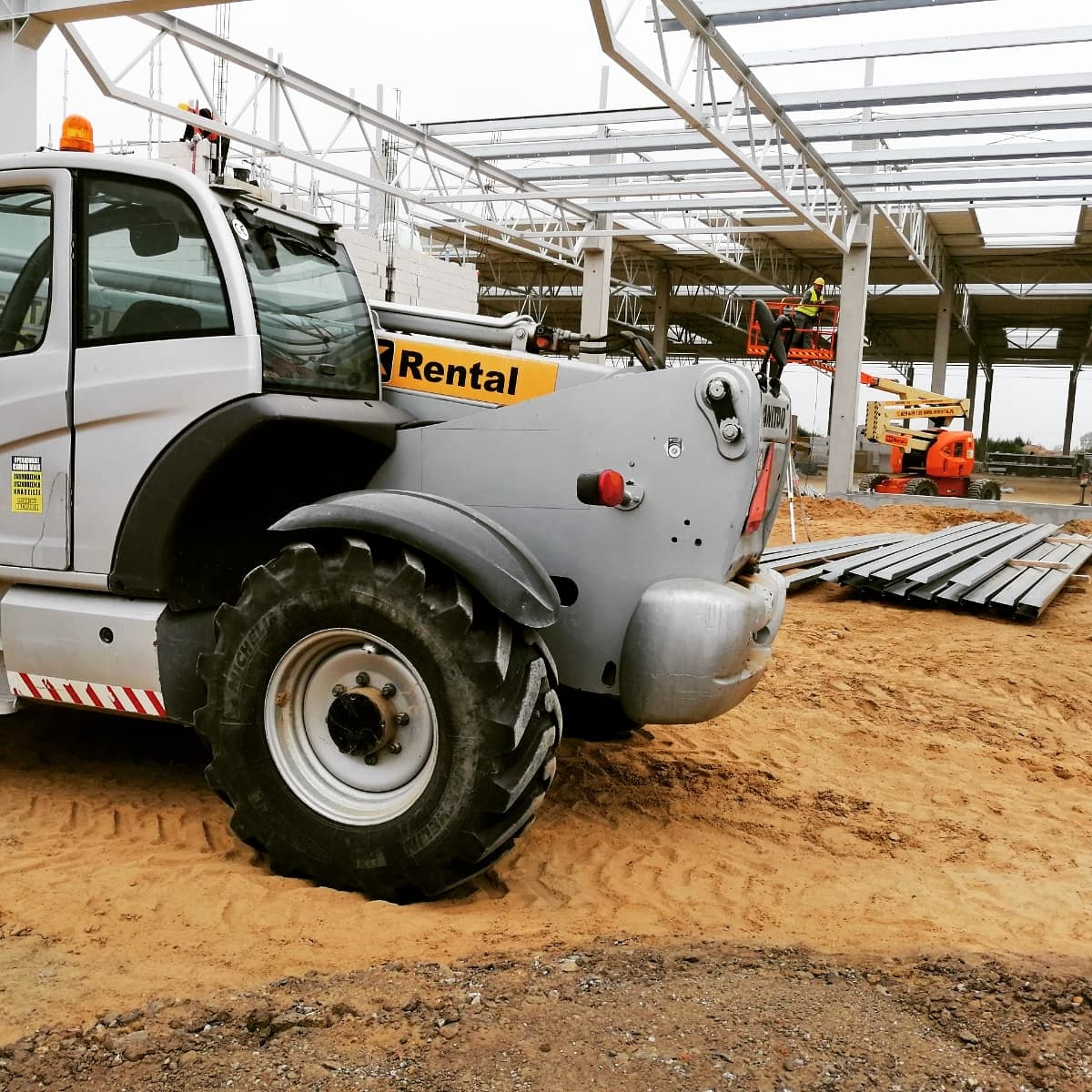 Ładowarka teleskopowa Manitou MT 1840 Privilege (18 m, udźwig 4 t, 4×4) RK Rental przy budowie hali stalowej w Solcu Kujawskim