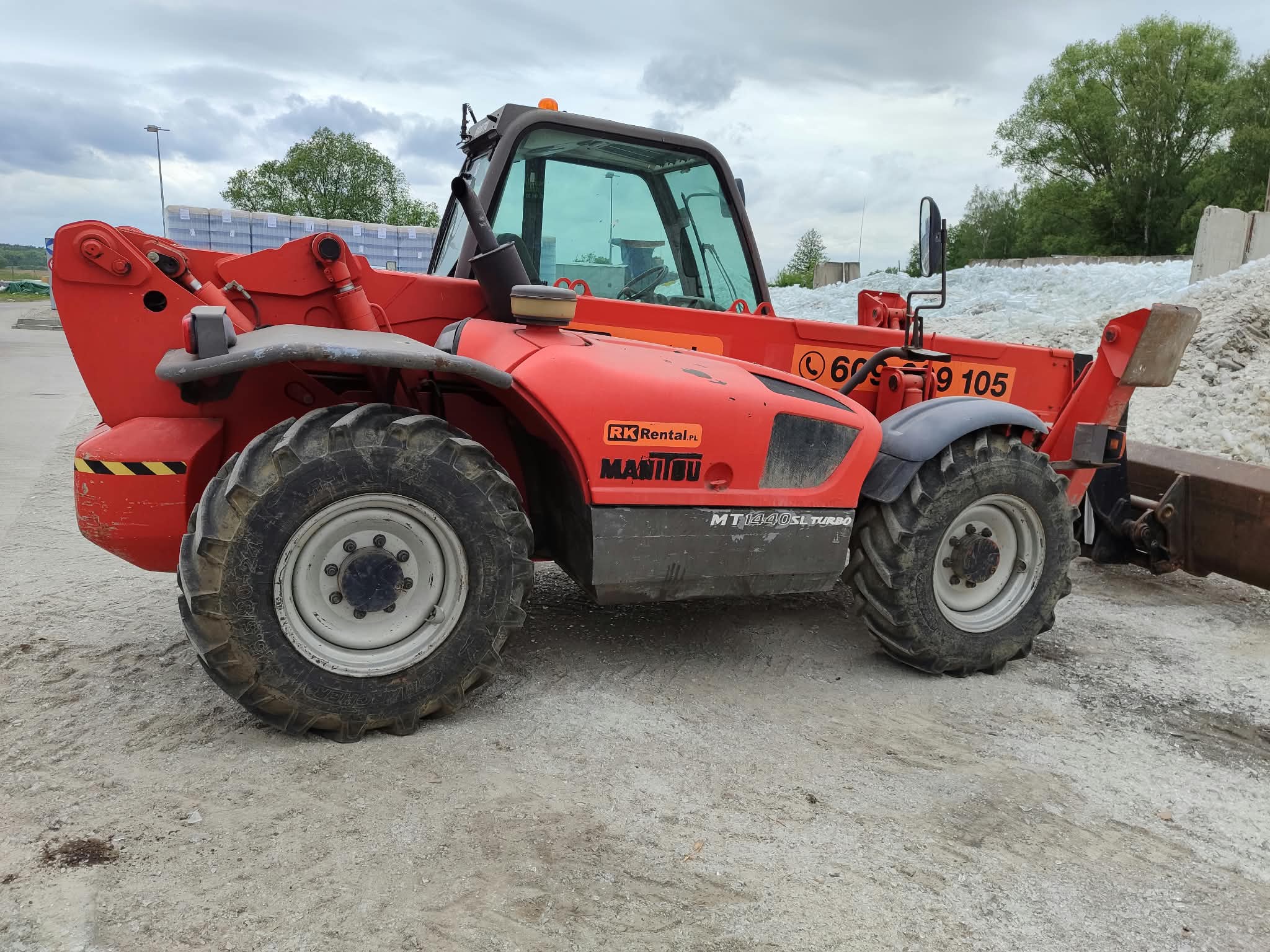 Terenowa ładowarka teleskopowa Manitou (4×4) RK Rental w pracy w terenie