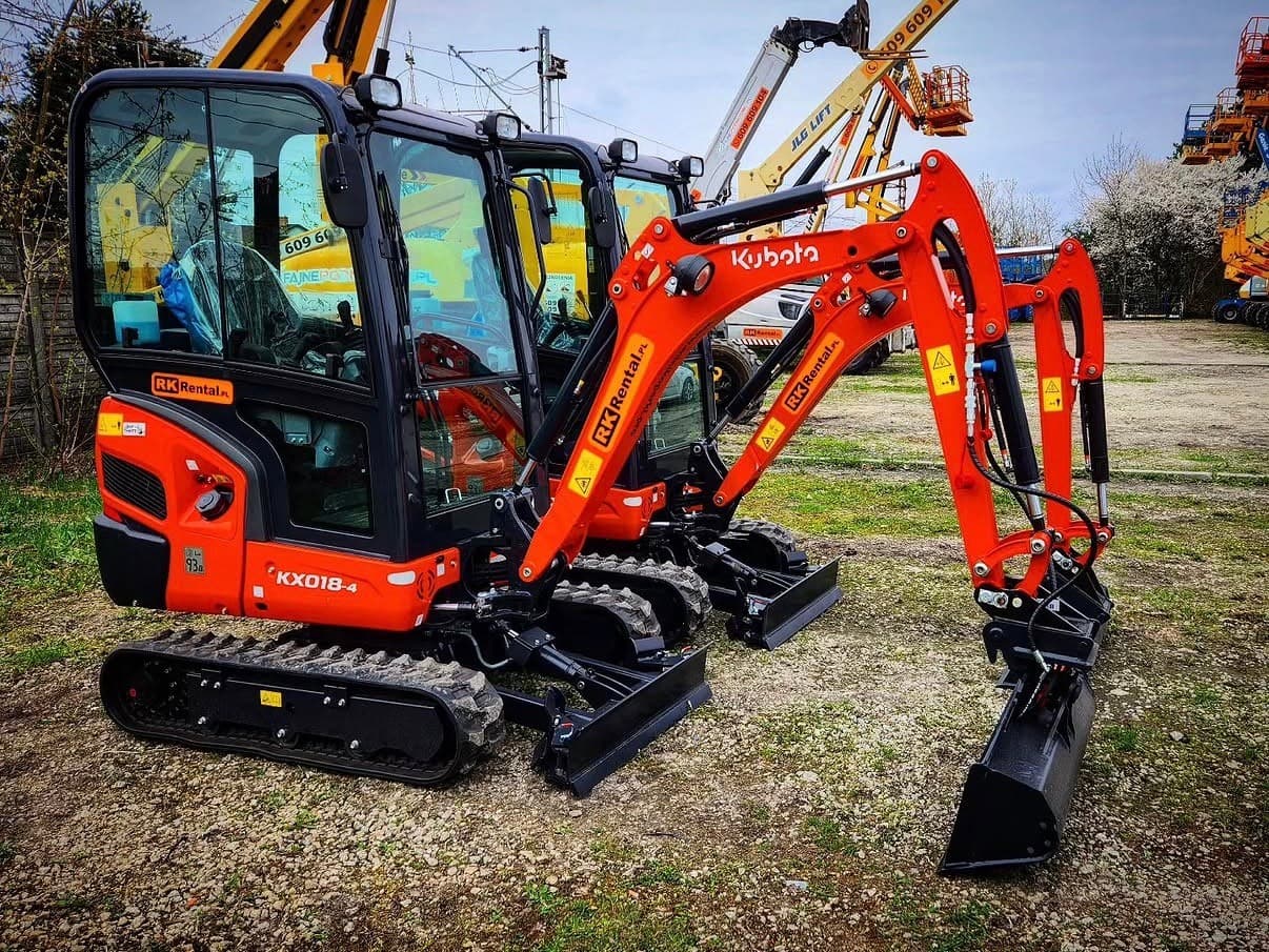 Dwie minikoparki Kubota KX018-4 z floty RK Rental