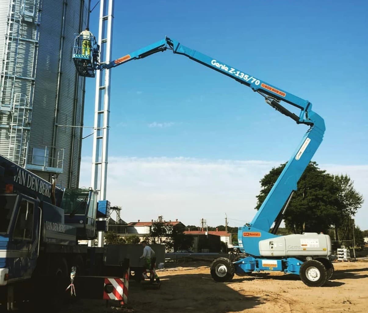 Podnośnik przegubowy Genie Z-135/70 RK Rental przy elewatorach zbożowych w Kruszwicy