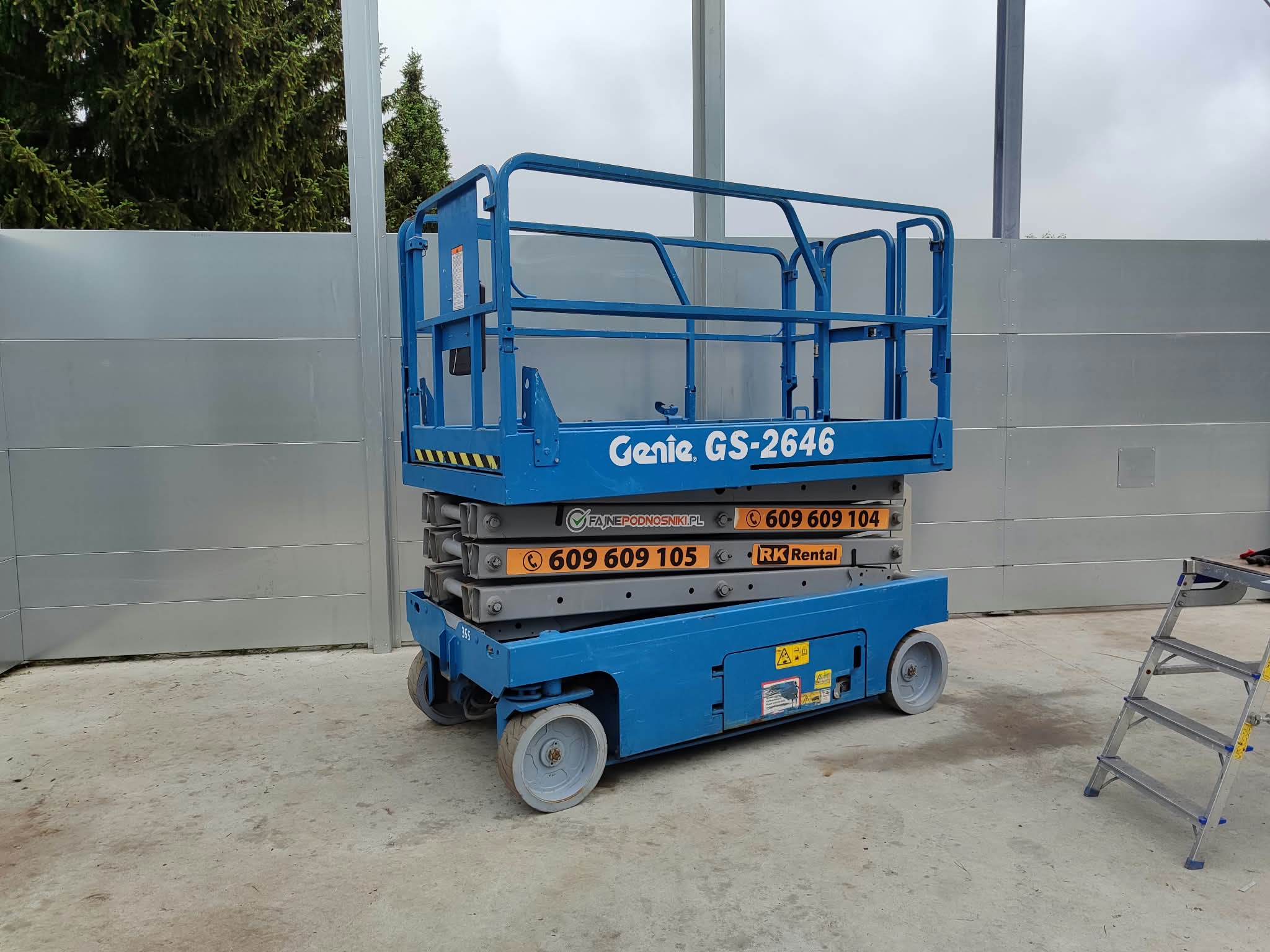 Genie GS-2646 electric scissor lift (10 m) from RK Rental during the erection of a hall and its sandwich-panel walls in Koronowo