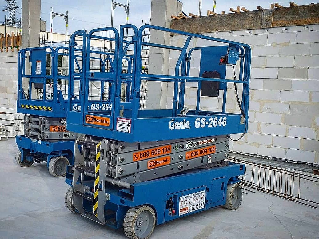 Podnośnik nożycowy elektryczny Genie GS-2646 RK Rental podczas prac w hali w Kaliszu