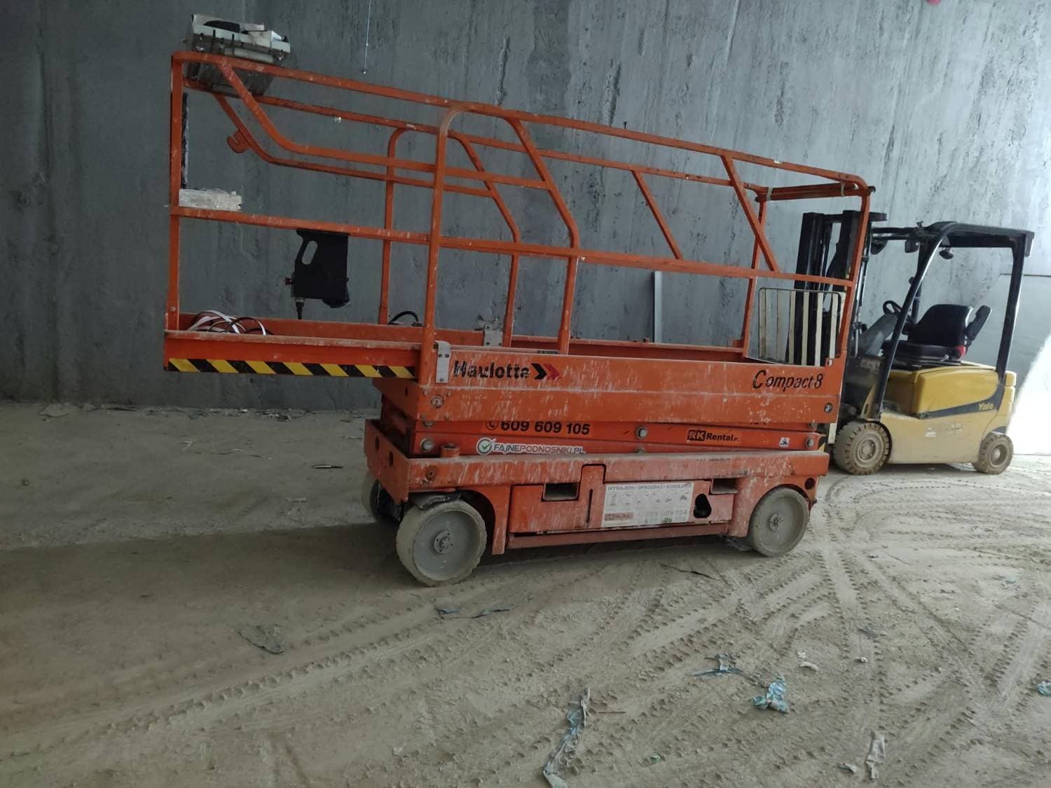Podnośnik nożycowy elektryczny Haulotte Compact 8 (8 m) RK Rental wynajęty do mycia i konserwacji wewnątrz obiektu