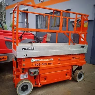 Podnośnik nożycowy elektryczny JLG 2030ES RK Rental przygotowany i naładowany na bazie przed dostawą do klienta w Solcu Kujawskim