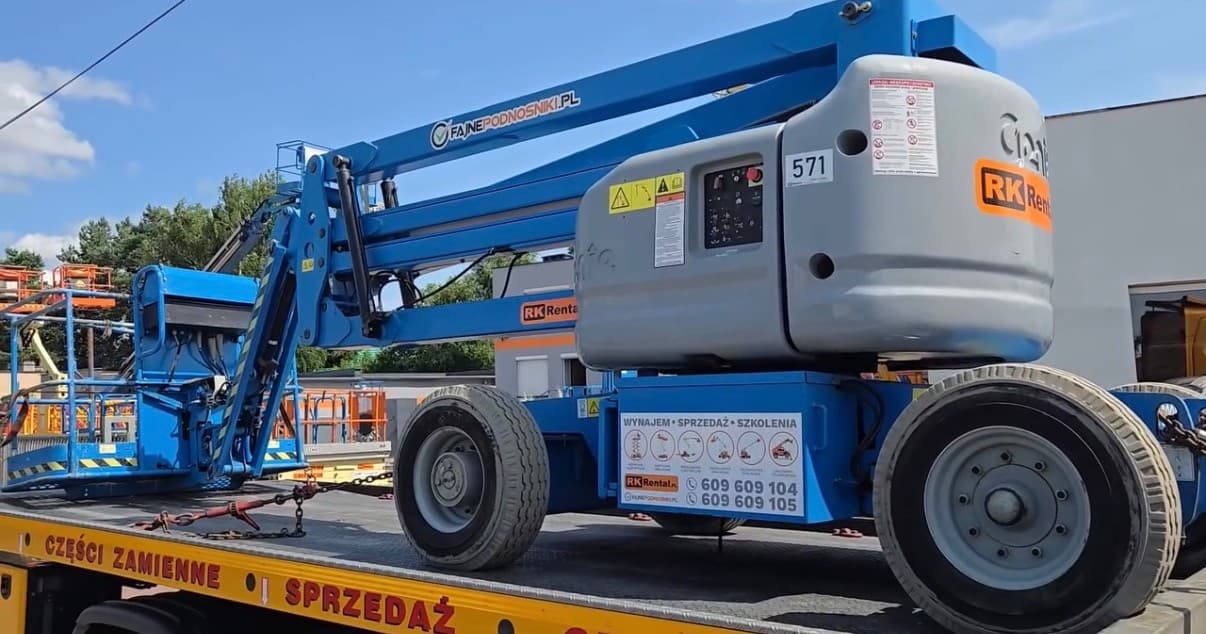 Podnośnik przegubowy elektryczny Genie Z-45/25 DC RK Rental na lawecie w bazie w Brzozie, tuż przed dostawą do klienta w Ciechocinku