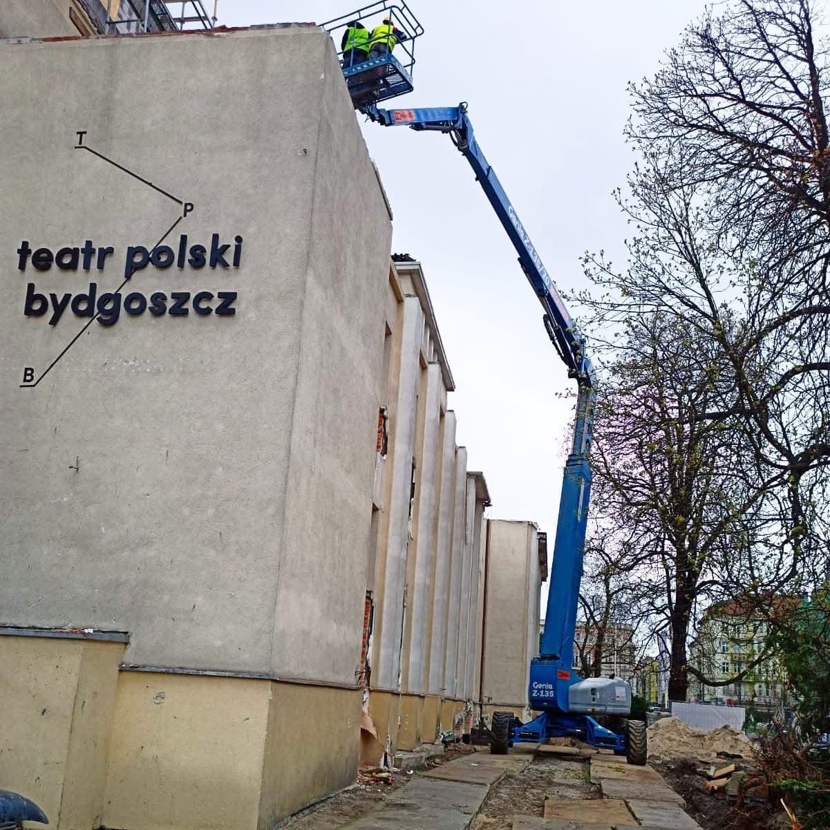 Genie Z-135/70 articulating boom lift from RK Rental during the renovation of the façade of the Polish Theatre in Bydgoszcz