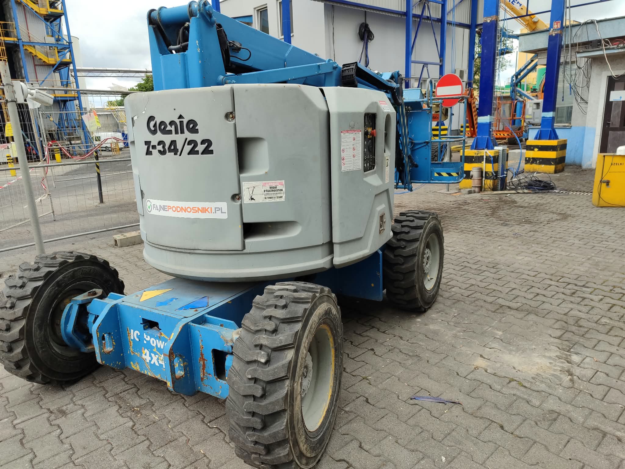Podnośnik przegubowy Genie Z-34/22 (ok. 12,5 m) RK Rental w terenie