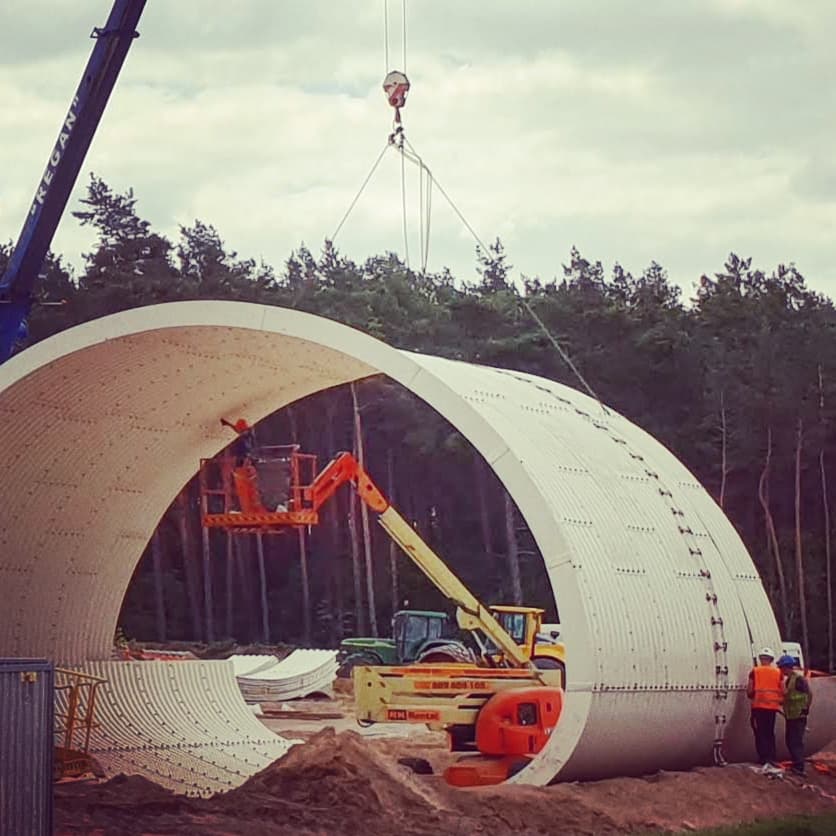 Wynajęty podnośnik przegubowy JLG 450AJ SII (16 m, 4×4) RK Rental przy budowie żelbetowego przepustu w okolicach Torunia