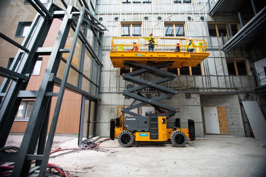 Haulotte HS15 E at work