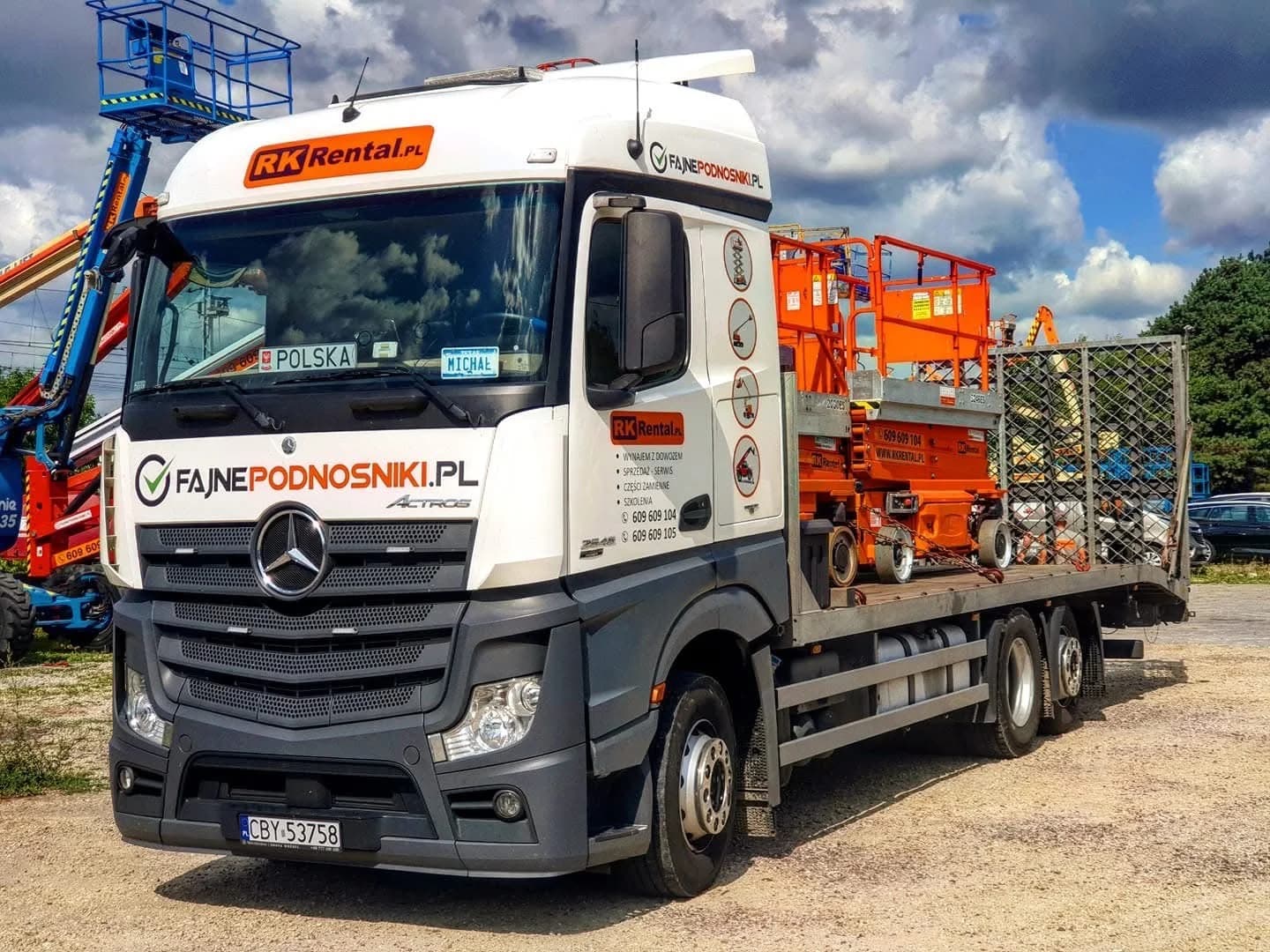 Ciężarówka transportowa RK Rental załadowana podnośnikiem